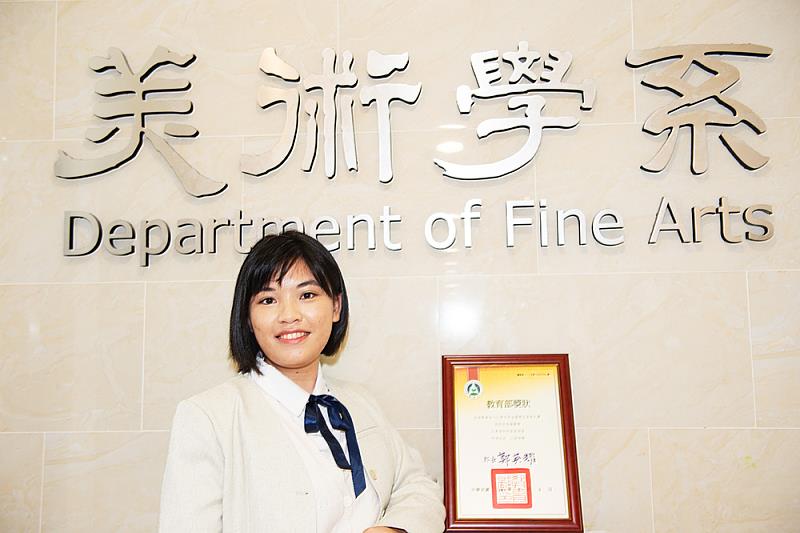 大學主修中文，研究所專攻美術研究所許家甄榮獲全國學生美術比賽漫畫類特優。