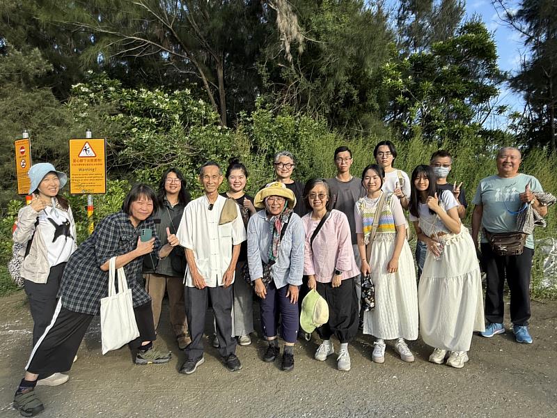 蔡顯榮先生(前排左2)與崑山科大師生於海邊樹林合照