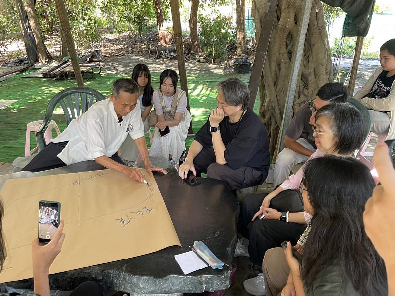 蔡顯榮先生畫圖向師生說明