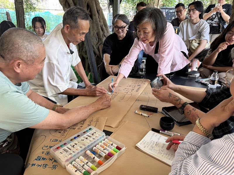 耆老蔡顯榮先生與空設系林秀慧老師討論圖中情景