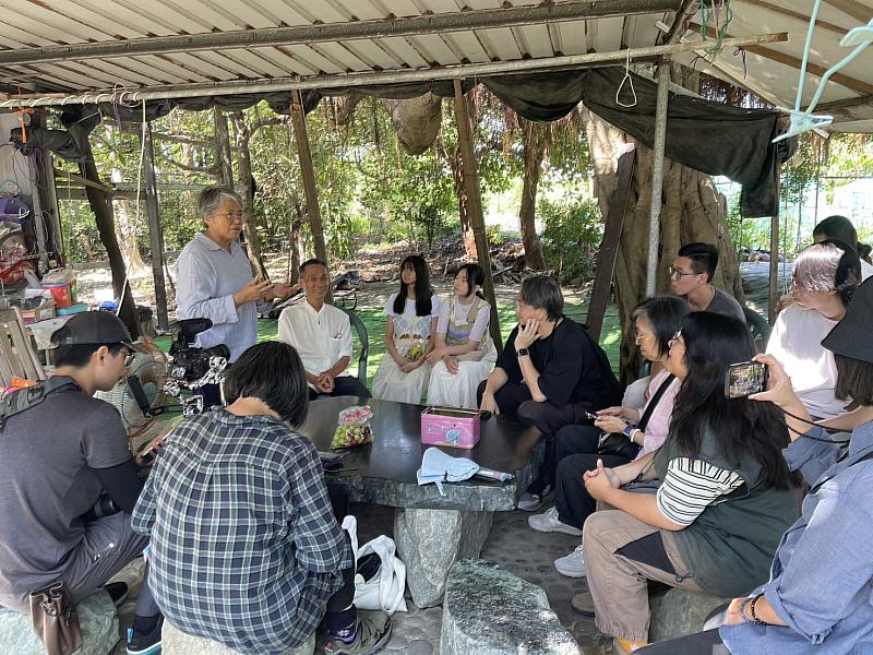 土城國小退休陳淑英老師介紹耆蔡顯榮先生予崑大師生認識