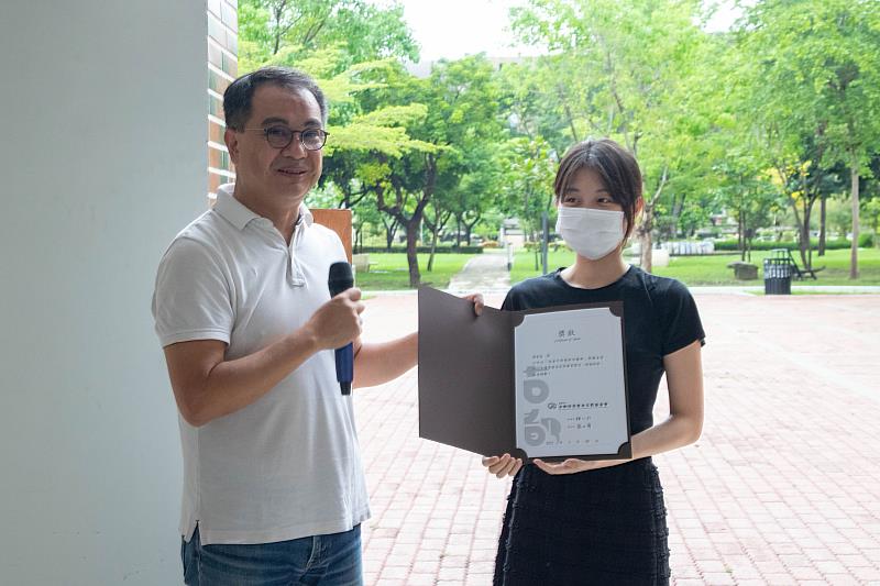 空設系黃宥茲(右)榮獲古都基金會執行長顏世樺(左)頒發「年度優秀歷史環境畢業設計獎」