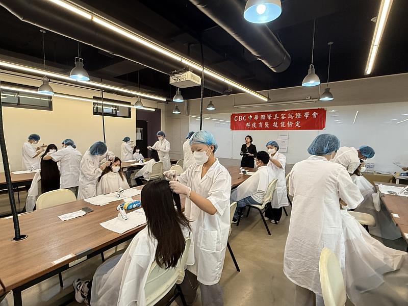 學生專心進行檢定操作