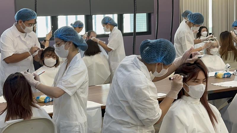 學生專心進行檢定程序