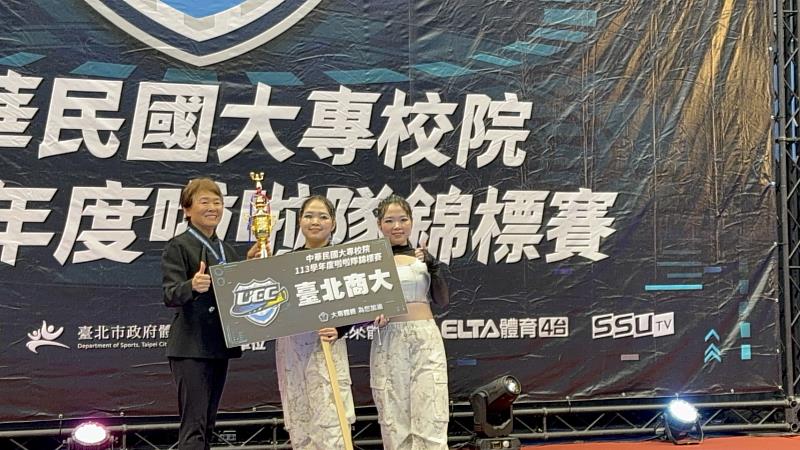 蔡詠涵、蔡詠晴登上全國啦啦隊錦標賽的舞台，為校爭光收穫比賽名次。