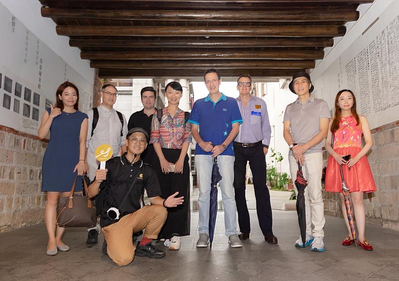 歐洲商會執行長Freddie Höglund(中)與會員們,共同參加由飛亞旅行社MyTaiwanTour客製化舉辦的大稻埕老街文化導覽。(資料來源:飛亞旅行社)