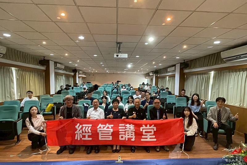 從畢業走向職場 敏盛醫療執行長與南大經管系畢業生分享領導經驗
