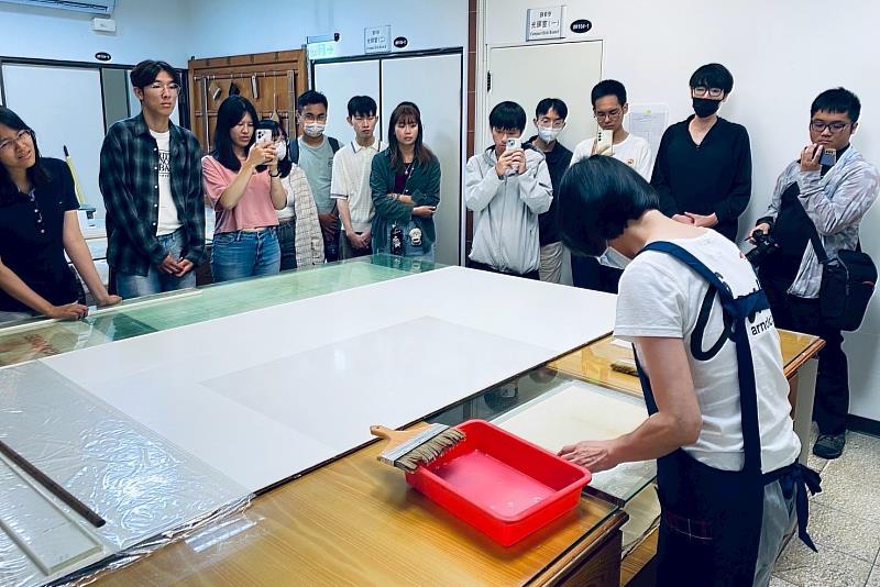 南大師生們不僅瞭解館藏運作流程，亦實地參觀檔案典藏庫房與修裱室