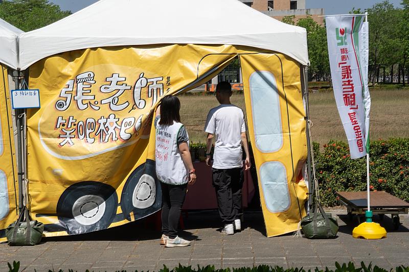 「笑吧！校巴」行動關懷計畫聚焦15至24歲學生族群，透過心理關懷專車巡迴校園主動出擊，帶來即時、溫暖的支持服務。