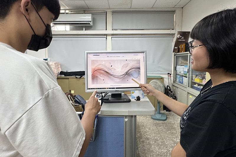 南大舉辦的「思維的光影：學生自主學習團體暨AI師生社群海報線上展」融合人工智慧（AI）與跨域主題，充分展示了師生的創意與實踐成果，激盪起全校學習的新能量