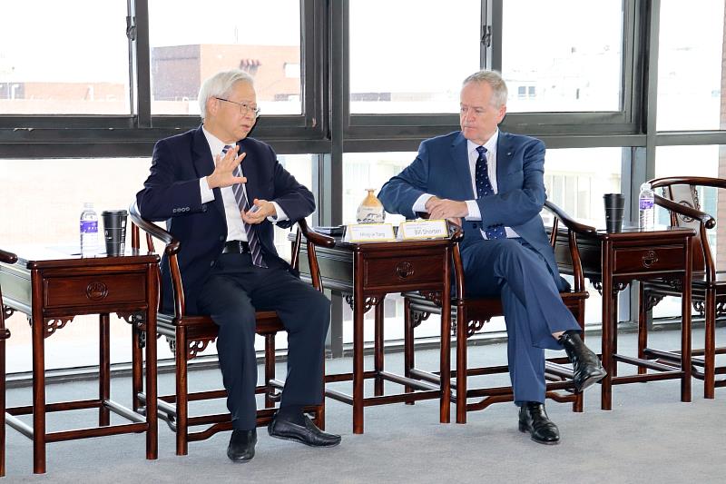 湯明哲校長(圖左)與Bill Shorten 校長(圖右)共商未來合作的方向。