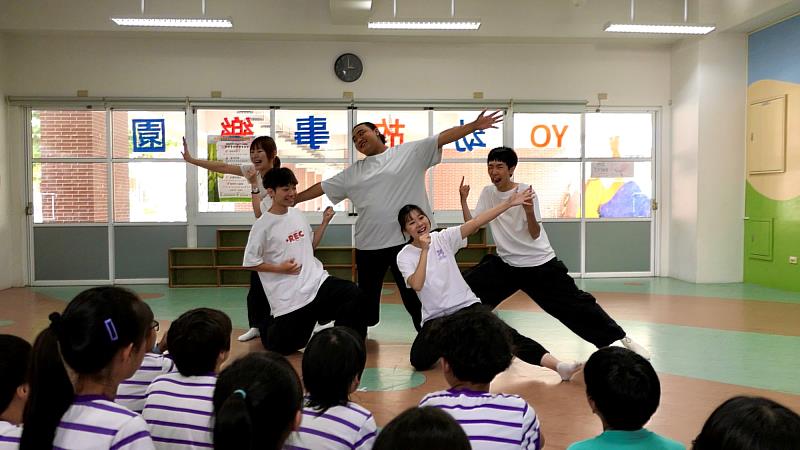 南大戲劇系在校內多功能實驗劇場與附設小學故事屋舉辦「說故事劇場」期末演出