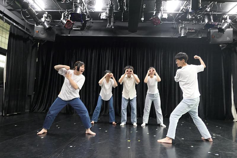南大戲劇系演出由張麗玉副教授指導，採用「說故事劇場」形式進行集體創作