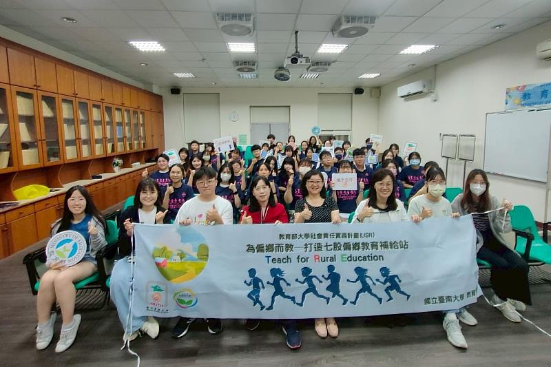 南大本次除了歐陽誾教授主持的6個USR英語科技營隊外，也包括吳純萍老師主導的5個專案營隊，共同進行授旗儀式
