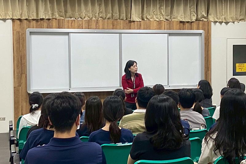 計畫協同主持人吳純萍老師設計營隊核心課程，結合AI與英語繪本電子書創作，為偏鄉小學生開啟融合語言與科技的新學習視野