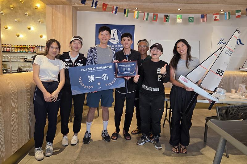成大與臺大組成的隊伍默契優良,2025 年獲得亞果 J80 帆船比賽第一名