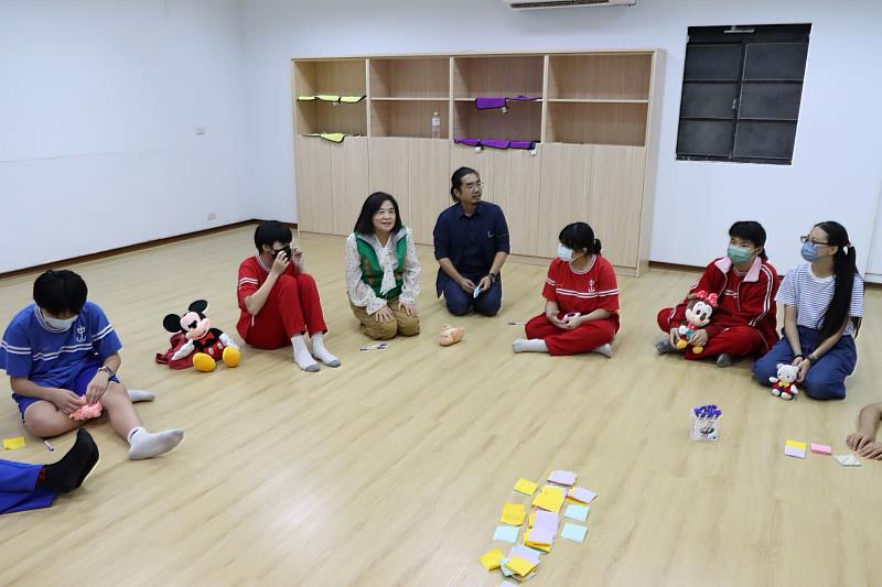 張榮發基金會董事長鍾德美(中著綠背心)勉勵基隆中山高中國中部大德分校的同學,每一次演出都是學習與成長的機會。