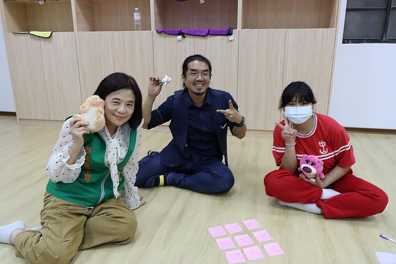 張榮發基金會董事長鍾德美（左一）與青少年表演藝術聯盟執行長余浩瑋（左二）一同拿著象徵小夥伴的玩偶與戲劇課同學合影。