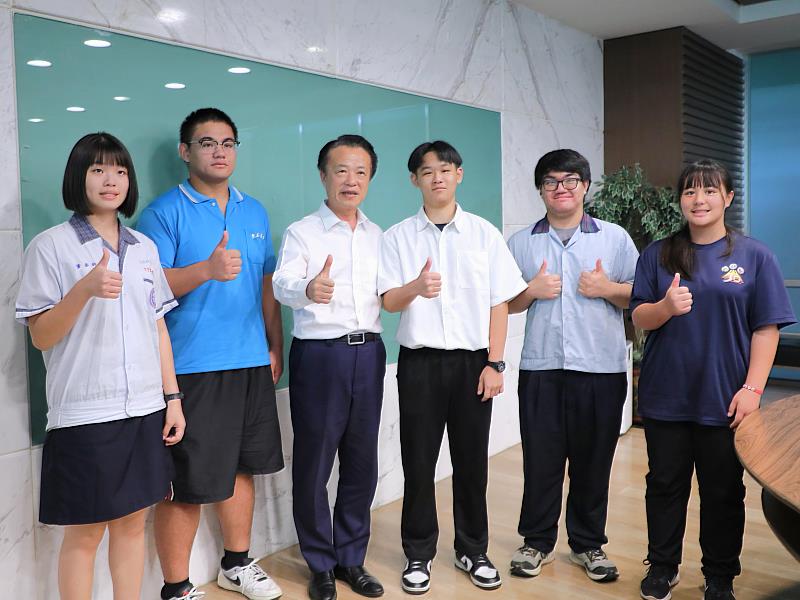 嘉義縣五位優秀學子獲頒2025年總統教育獎 與縣長有約 分享生命故事