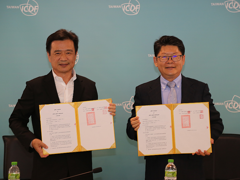 國合會秘書長黃玉霖博士(右)與TAIA理監事主席蕭文昌(左)代表雙方完成簽署