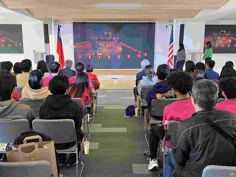 全體學員觀看臺灣觀光宣傳影片