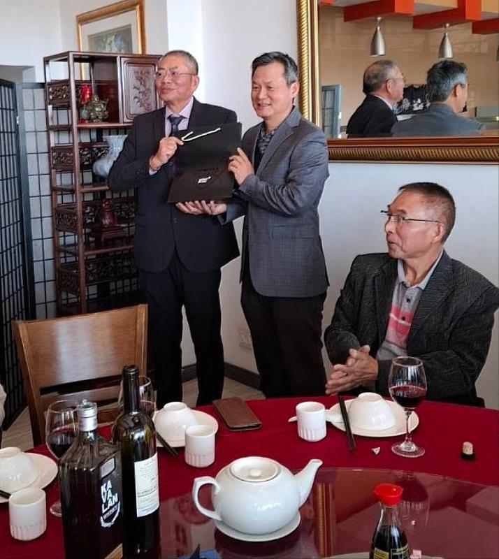 卓會長贈送紀念品予即將離任之法務秘書羅雙標。