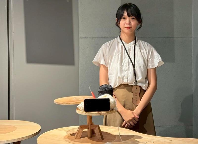 鄧敏岑同學針對喜愛織毛線的族群，設計「織女工作檯」置物系統。