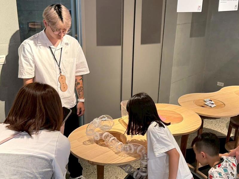 童祥皓同學在工作桌上設計「倉鼠陪伴裝置」，吸引許多民眾佇足觀看。