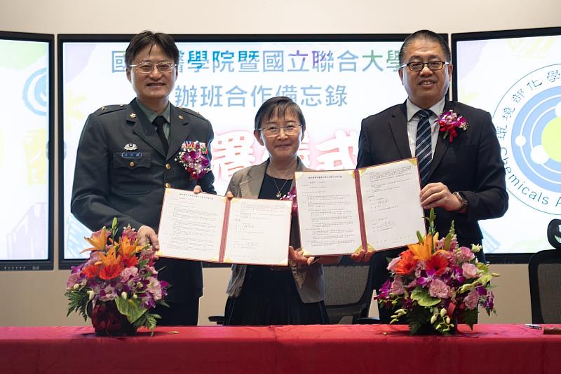國防醫學院林致源校長（左）與聯大侯帝光校長(右)共同簽署，環境部化學物質管理署陳淑玲副署長(中)擔任見證人