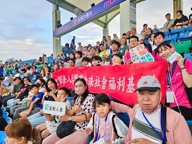 除了金融知識與防詐教育外，富邦人壽更進一步邀請新住民家庭前往新莊棒球場，守護運動平權，落實企業社會責任。
