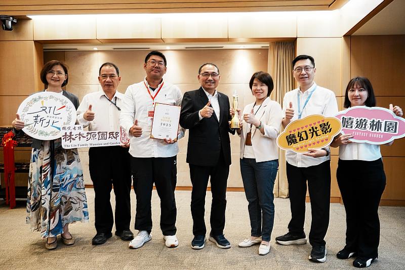 國定古蹟林本源園邸《魔幻光影 嬉遊林園》光雕秀,榮獲美國繆思設計大獎體驗與沉浸式—互動戶外活動類金獎,今(18)日於市政會議獻獎。