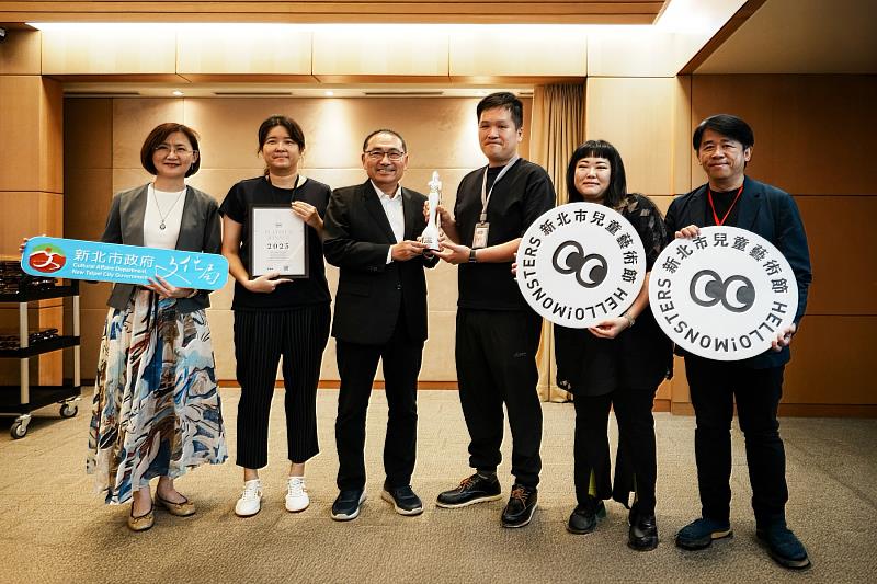 「2024新北市兒童藝術節」獲美國繆思設計大獎景觀設計類「白金獎」肯定,今(18)日於市政會議獻獎。