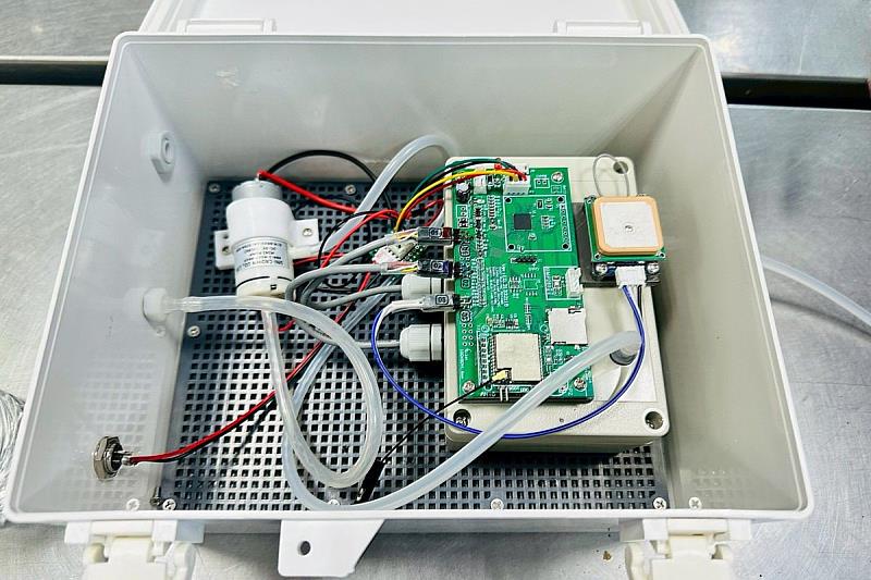 中央大學開發出的「特務AP」移動空污監測設備，由大氣系師生一手打造。