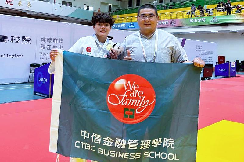 中金院柔道代表隊首戰全大運表現亮眼，楊宇潔在柔道公開女生組第三量級（52.1~57公斤）為學校再拿下1金。（圖/中金院提供）