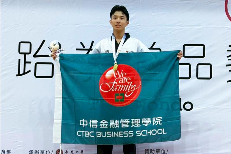 中金院跆拳道代表隊王敘名在114年度全大運品勢公開男子個人組一舉奪金，為學校拿下本屆賽事首金。（圖/中金院提供）