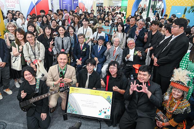 臺灣館開幕現場匯集眾多臺韓出版同業共襄盛舉，場面盛大熱鬧。
