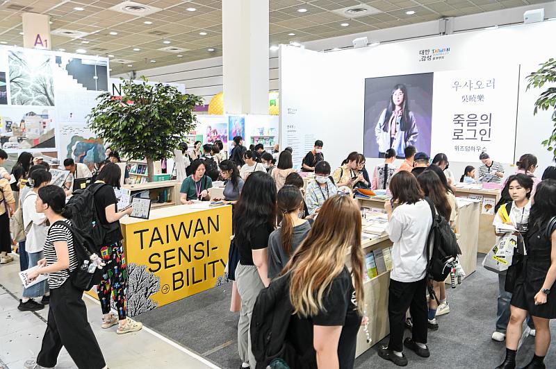 首爾書展開幕首日臺灣館人潮絡繹不絕，場面熱絡。