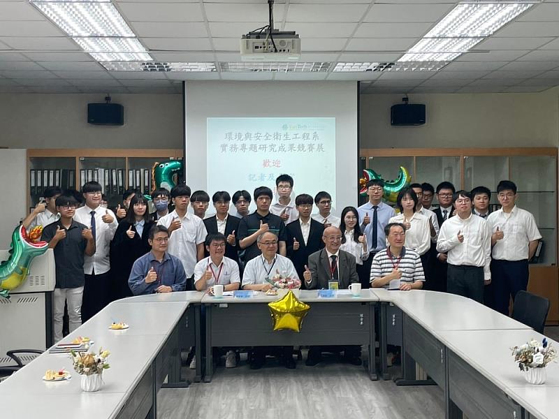 成果發表合照【陳維東院長(中)、江鴻龍主任(右)、黃紹揚副主任(左)】