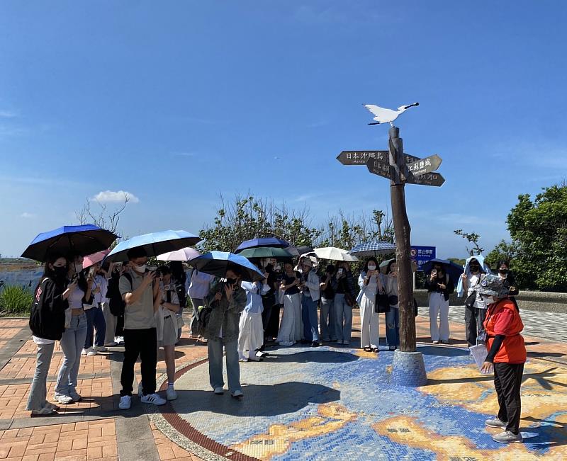 祥麟旅行社資深導覽員郭麗桂擔任講解與引導，為學生解說七股鳥類生態區