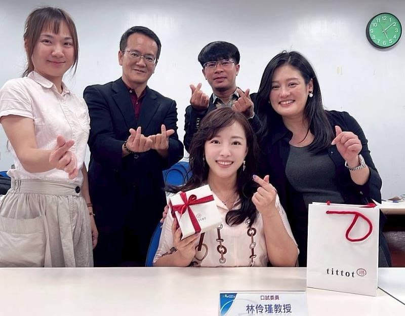 曹評貴(後排左2)與指導教授林伶瑾(前排中)及企管所同學合影