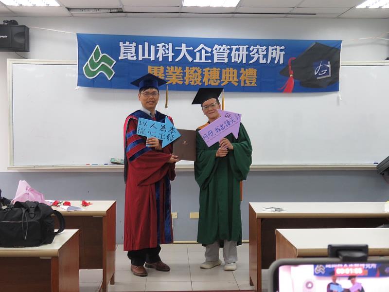 企管所曹評貴(右)與企管所所長暨企管系主任呂德財(左)合影