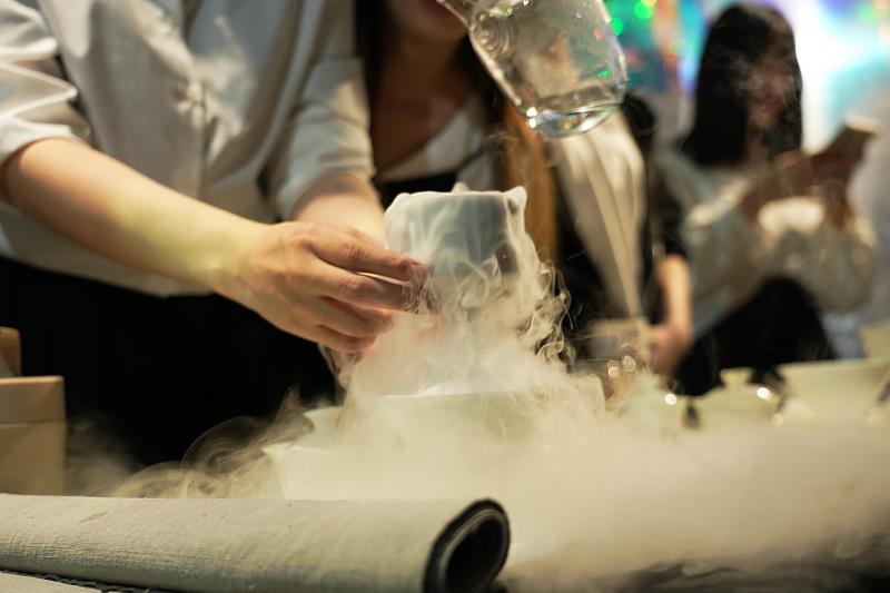 水系茶攤在活動中用乾冰泡茶，視覺效果吸睛