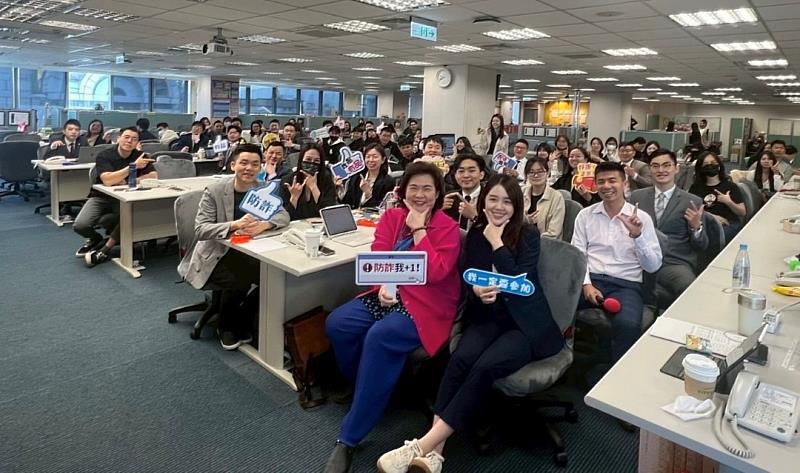 富邦人壽於台北、台中、高雄三地設置多場防詐活動快閃互動攤位,舉辦「快問快答」趣味挑戰賽,吸引大量同仁參與。