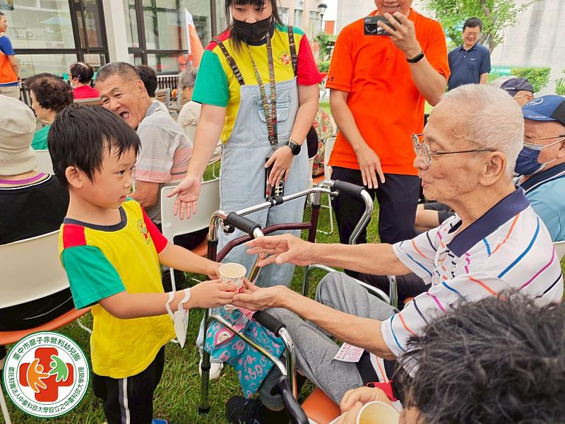 溫馨的奉茶儀式，謙和賀長者們感受廍子非營利幼兒園小朋友的尊敬與心意