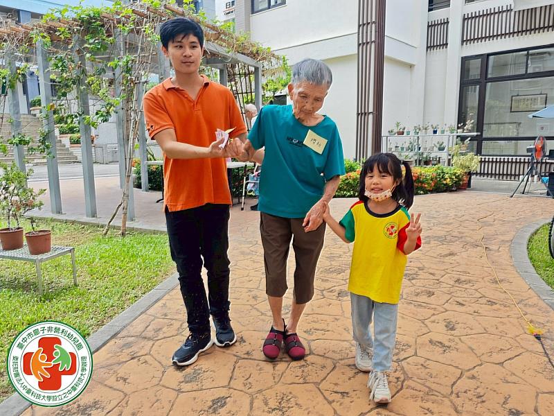 謙和賀日照中心照服員與廍子非營利幼兒園小朋友悉心攜手長者