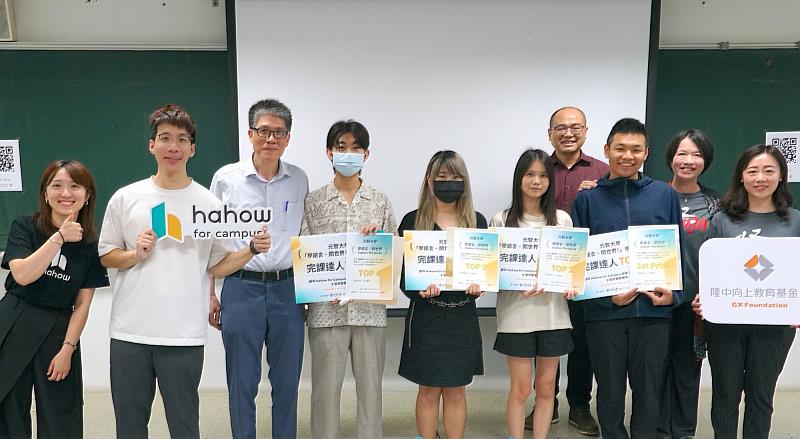 獲獎學生與師長合影