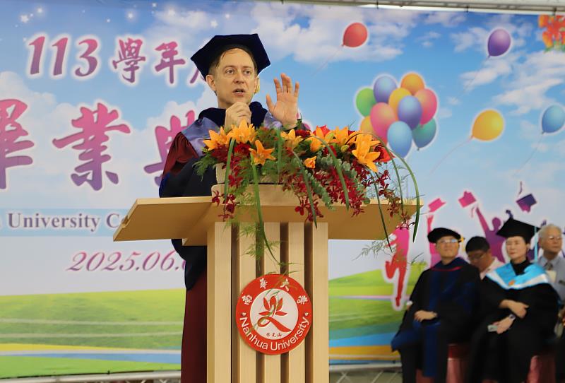 美國佛羅里達大西洋大學郝樂為教授參加南華大學113學年度畢業典禮，致詞勉勵畢業生未來在職場上也要秉持星雲大師提倡的「三好」精神。