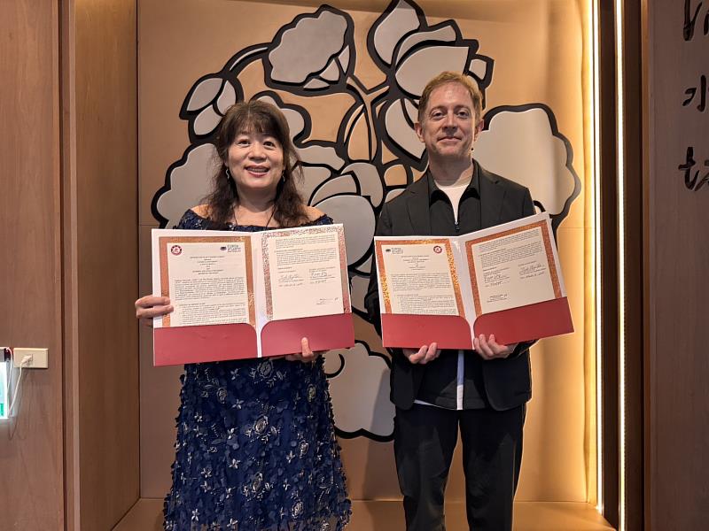 南華大學葉月嬌副校長(左)和美國佛羅里達大西洋大學郝樂為教授(右)簽署兩校合作備忘錄。