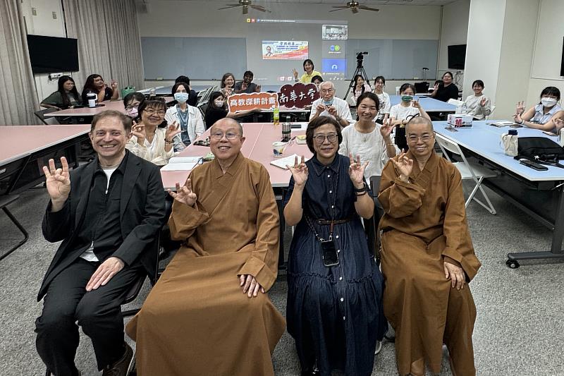 南華大學邀請美國佛羅里達大西洋大學歷史系郝樂維講座教授(左1)蒞校演講，與南華師生合影。