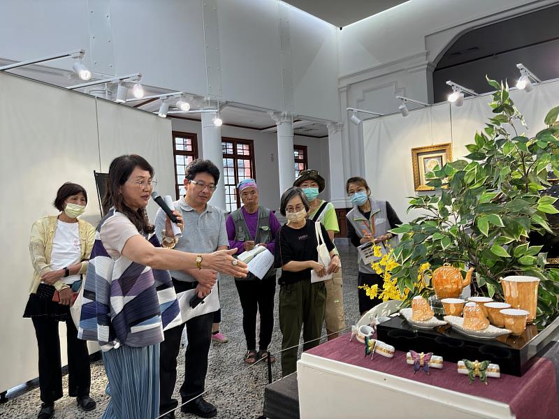 藝術家徐瑞芬(左2)親自為竹美館葉于正館長(左3)及志工導覽解說